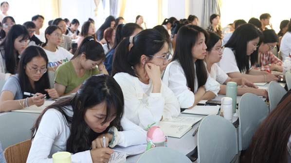 认真记录的同学们