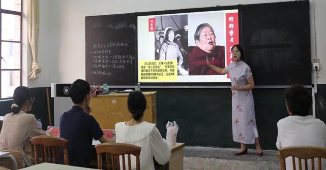 李雪艳正在解说历史课题